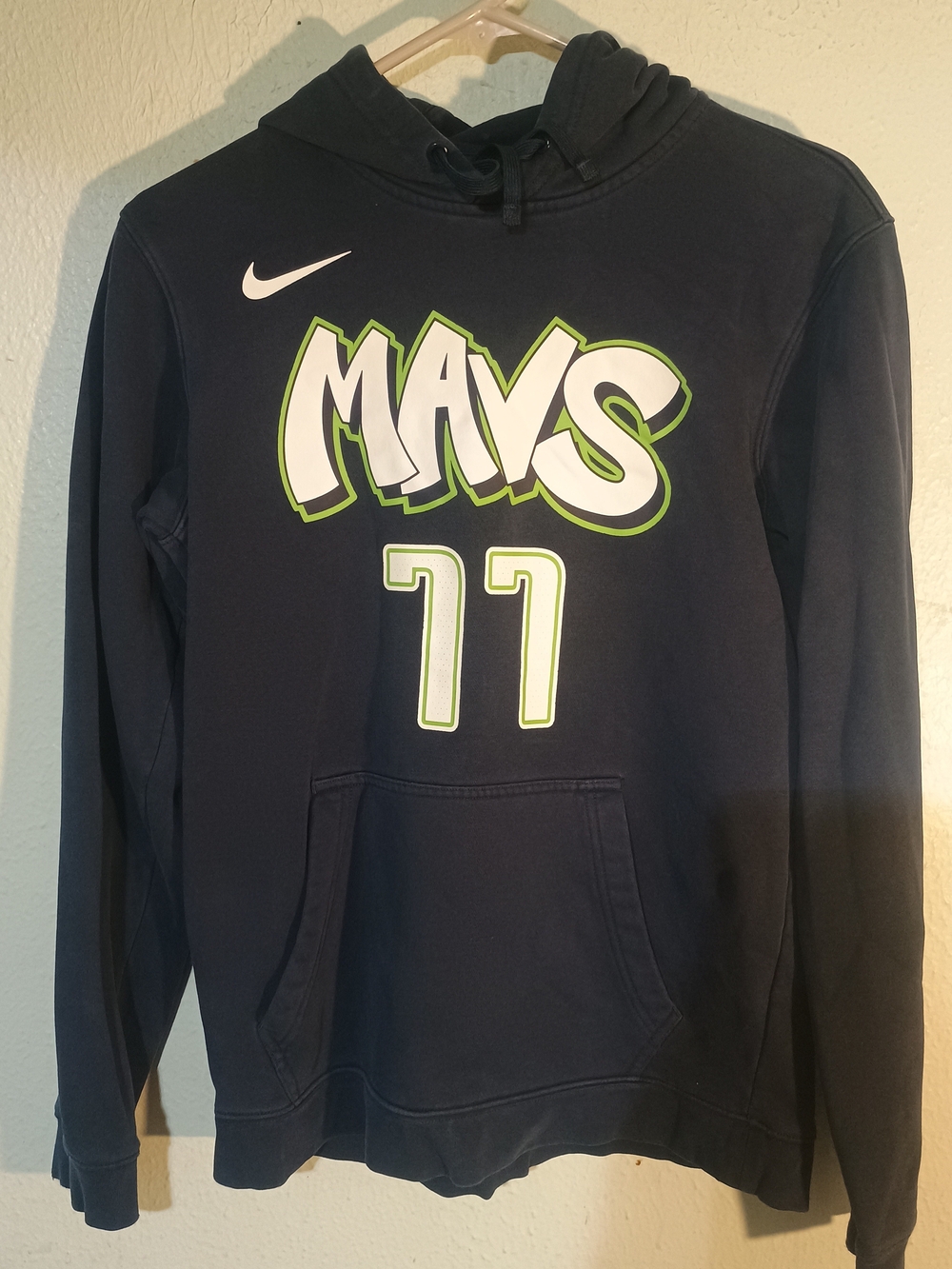 Nike Men’s S Navy Pullover Hoodie Luka Doncic 77 Mavs Graphic